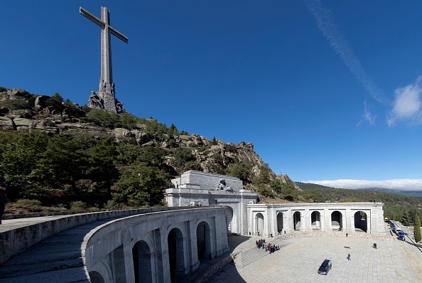 -Le 24 octobre. Les membres de la famille portent le cercueil de Francisco Franco de la basilique de la vallée du mausolée à un corbillard lors de l'exhumation du dictateur espagnol le 24 octobre 2019 à San Lorenzo de El Escorial, Espagne. Photo Emilio Naranjo / Pool / Getty Images.