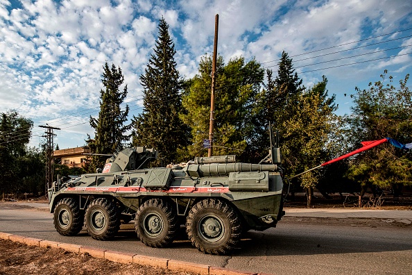 -Les forces russes ont commencé des patrouilles le long de la frontière éclair, comblant ainsi le vide laissé par le retrait des troupes américaines, qui a permis de ramener un tiers du pays au régime du président Bashar al-Assad, soutenu par Moscou. Photo de Delil SOULEIMAN / AFP via Getty Images.