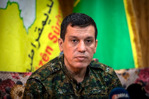 -Mazloum Abdi (Kobani), commandant en chef des Forces démocratiques syriennes donne une conférence de presse près de la province du nord-est de la Syrie, Hassakeh, le 24 octobre 2019. Image de - / AFP via Getty Images.