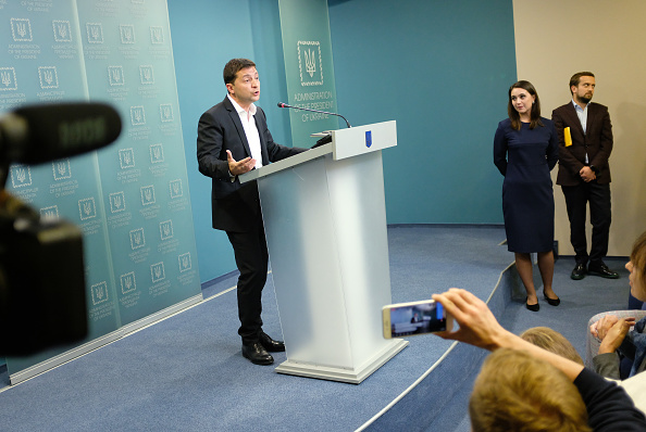 -Le président ukrainien Volodymyr Zelensky parle aux médias le 1er octobre 2019 à Kiev, en Ukraine. L'Ukraine est au cœur d'une tempête politique dans la politique américaine depuis la publication de la plainte d'un lanceur d'alerte suggérant que le président américain Donald Trump, aux dépens de la politique étrangère américaine, a fait pression sur l'Ukraine pour qu'elle enquête sur son rival, Joe Biden, et son fils, Hunter. Photo de Sean Gallup / Getty Images