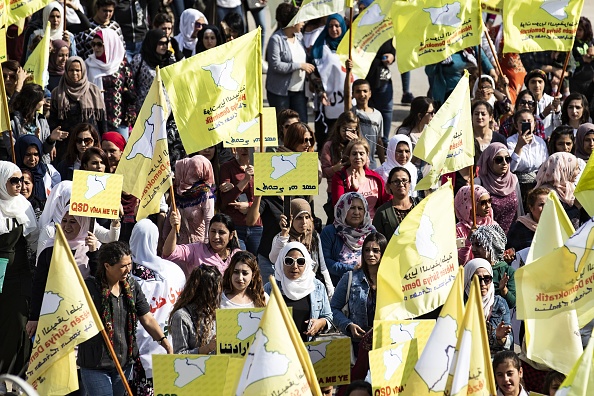 Les Kurdes syriens  participent à une manifestation contre l'assaut turc dans le nord-est de la Syrie et en soutien aux Forces démocratiques syriennes (SDF), dans la ville de Qamishli, le 28 octobre 2019. (Photo : DELIL SOULEIMAN/AFP via Getty Images)