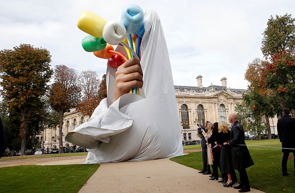 -Une création intitulée "bouquet de tulipes" de l'artiste américain, Jeff Koons est dévoilée à côté du "petit palais" le 04 octobre 2019, à Paris, en France. C’est une œuvre monumentale en bronze, acier inoxydable et aluminium polychrome de dix mètres de haut et huit de large, pour un poids de 27 tonnes offert à la France par le célèbre artiste Jeff Koons pour rendre hommage aux victimes des attentats terroristes de 2015 à Paris. Photo de Thierry Chesnot / Getty Images.