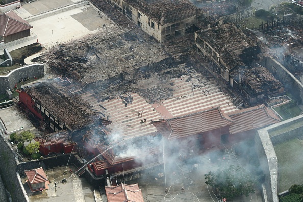 Un incendie a ravagé l'ancien château japonais de Shuri sur l'île d'Okinawa, au sud de l'île le 31 octobre, et s'est propagé dans tout le complexe du site historique du patrimoine mondial. (Photo : STR/JIJI PRESS/AFP via Getty Images)