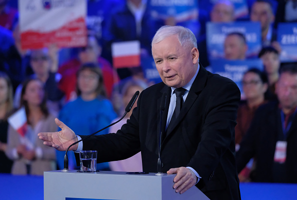 -Jaroslaw Kaczynski, chef du parti politique de droite Law and Justice (PiS), prend la parole lors d'un rassemblement électoral, la dernière journée de campagne du 11 octobre 2019 à Chelm, en Pologne. La Pologne doit tenir des élections législatives le 13 octobre. Jusqu'à présent, son parti a une forte avance avec environ 44% des sondages pré-électoraux. Photo de Sean Gallup / Getty Images.