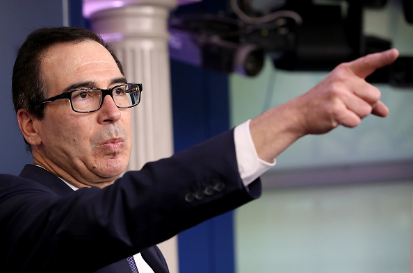 Le secrétaire américain au Trésor, Steven Mnuchin,  a annoncé que de nouvelles sanctions avaient été autorisées, mais non appliquées contre la Turquie en raison de leur offensive militaire dans le nord-est de la Syrie, à la Maison Blanche le 11 octobre 2019 à Washington, DC. 
 (Photo : Win McNamee/Getty Images)