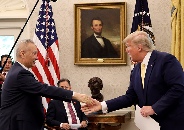 Le président Donald Trump serre la main du vice-Premier ministre chinois Liu He après avoir annoncé la signature d'un accord commercial "phase 1" avec la Chine dans le bureau ovale de la Maison-Blanche à la Maison Blanche le 11 octobre 2019 à Washington, DC. (Photo : Win McNamee/Getty Images)