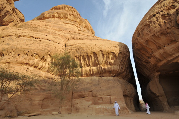 -Des montagnes de grès rose sculptées sur le site archéologique nabatéen d’al-Hijr, près de la ville d’Al-Ula, dans le nord-ouest du pays, le 30 septembre 2012. En Colombie-Britannique, le site archéologique a longtemps été caché des visiteurs étrangers dans ce royaume ultra-conservateur qui s'ouvre rarement aux touristes. Selon l'UNESCO, il comprend 111 tombes dont la plupart présentent une façade décorée, des dessins rupestres et même des inscriptions pré-nabatéennes. Photo FAYEZ NURELDINE / AFP / Getty Images.