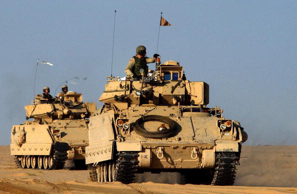 -Plus de 70 véhicules blindés arborant un drapeau américain, transportant du matériel militaire et escortés par des hélicoptères sont passés par la ville syrienne de Tal Tamr. Photo de Scott Nelson / Getty Images.