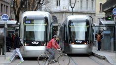 Grenoble : un homme criant « Allah akbar » et déambulant avec deux couteaux a été interpellé par la BAC