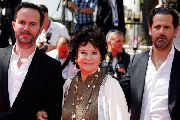 L'actrice Marie-José Nat avec ses fils Aurelien  et Julien Drach.    (Photo :  VALERY HACHE/AFP/Getty Images)