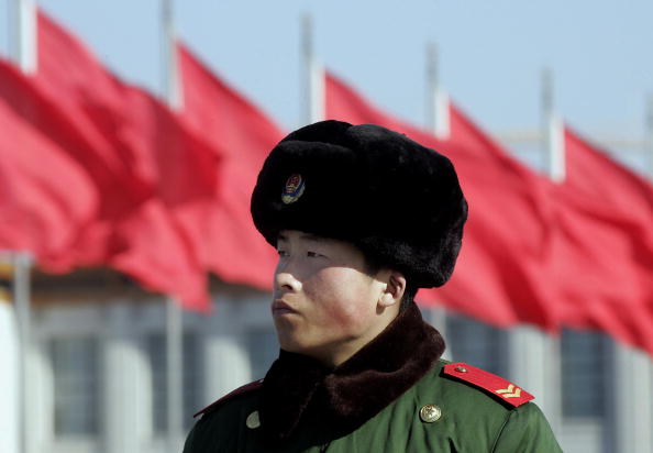 Un policier paramilitaire chinois surveille attentivement  la place Tiananmen à Pékin. (Photo : GOH CHAI HIN/AFP via Getty Images)