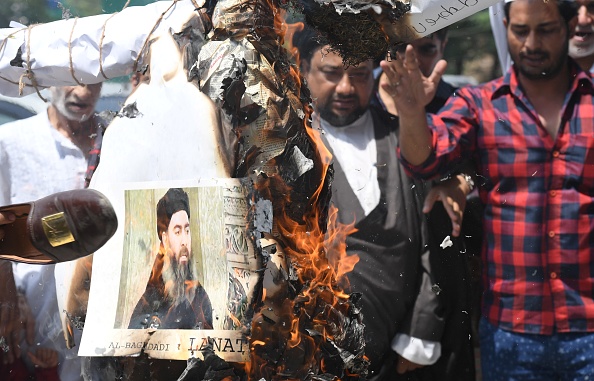 -Des manifestants musulmans chiites indiens ont brûlé une effigie du chef du groupe État islamique, Abu Bakr al-Baghdadi, lors d'une manifestation à New Delhi le 9 juin 2017. Photo PRAKASH SINGH / AFP / Getty Images.