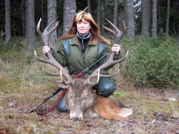 Une femme montre une tête de cerf qu'elle a chassé comme trophée. (Ake Granstrom/AFP/Getty Images)