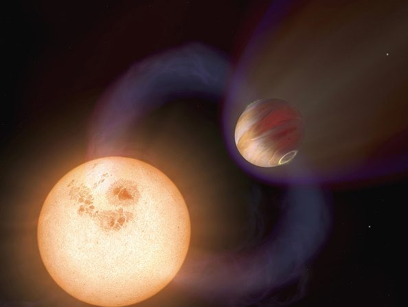 Image d'illustration - Une image publiée par l'Agence spatiale européenne montre une vue d'artiste d'un type unique d'exoplanète découvert avec le télescope spatial Hubble. Cette image présente une vue purement spéculative de ce à quoi pourrait ressembler un "Jupiter chaud" (mot dédié aux planètes si proches de leurs étoiles avec des périodes orbitales aussi courtes). (AFP/Getty Images)