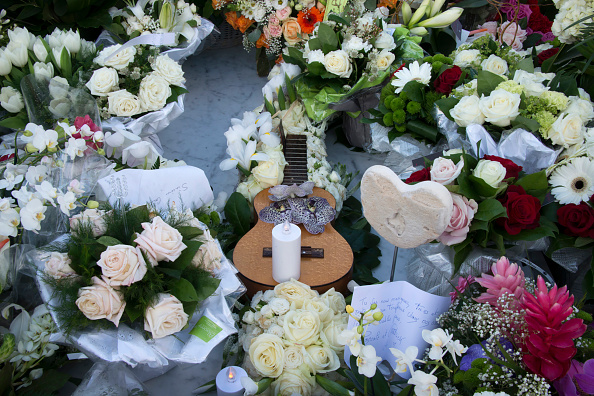 Des fleurs et une guitare sur la tombe de Johnny Hallyday sur l'île de Saint-Barthélemy, le 12 décembre 2017. (Photo : HELENE VALENZUELA/AFP via Getty Images)