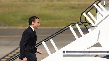 Mayotte: les pompiers refusent d’assurer la sécurité incendie de l’avion d’Emmanuel Macron mardi