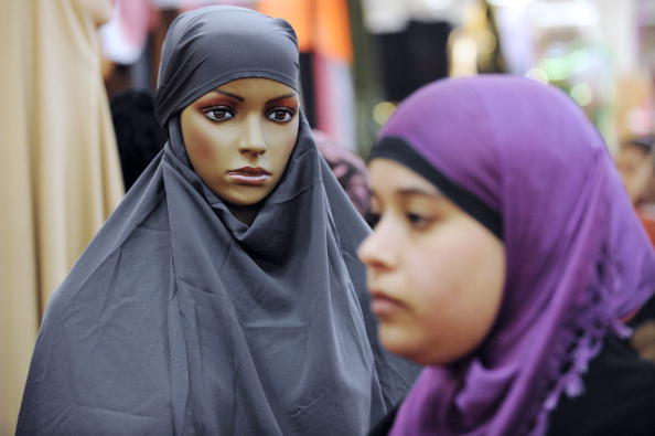 Le Sénat à majorité de droite a adopté une proposition de loi LR visant à interdire le port de signes religieux aux parents accompagnant des sorties scolaires. (Photo : BERTRAND GUAY/AFP via Getty Images)