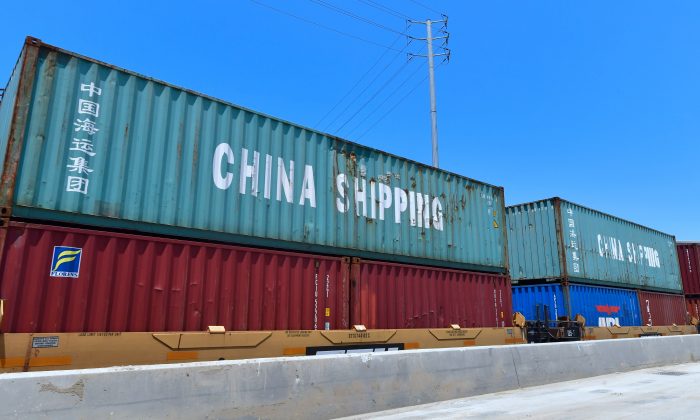 Les conteneurs d'expédition, y compris ceux de China Shipping - un conglomérat maritime sous administration directe du Conseil d'État de Chine - attendent d'être transportés sur une ligne ferroviaire au port de Long Beach, en Californie, le 12 juillet 2018. (Frederic Brown/AFP/Getty Images)