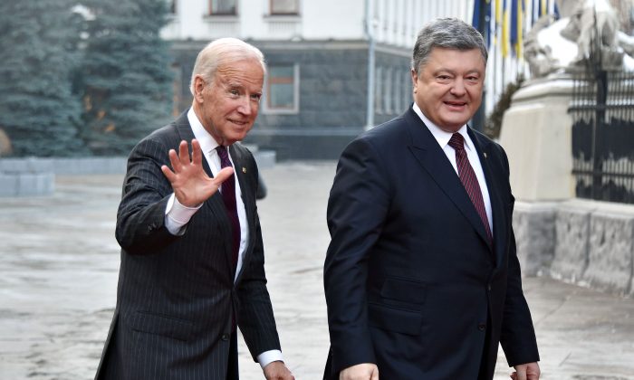 L'ancien vice-président américain Joe Biden, à son arrivée pour une rencontre avec le président ukrainien Petro Poroshenko Kyiv, le 16 janvier 2017. (GENYA SAVILOV/AFP/Getty Images)
