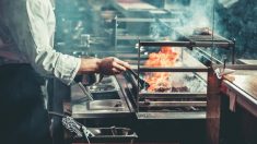 Un homme demande à une dame âgée qui est seule de manger avec lui, sans se rendre compte que sa «vision de la vie» est sur le point de changer