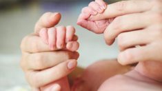 Un bébé survit miraculeusement après avoir été poignardé 14 fois et enterré vivant par sa mère