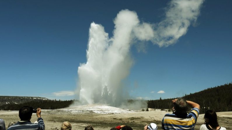 Les touristes regardent le geyser Old Faithful dans le parc national de Yellowstone, dans le Wyoming, le 1er juin 2011. (Mark Ralston / AFP / Getty Images)