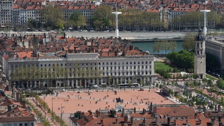 Lyon : ils profitent des intempéries pour piller une sandwicherie