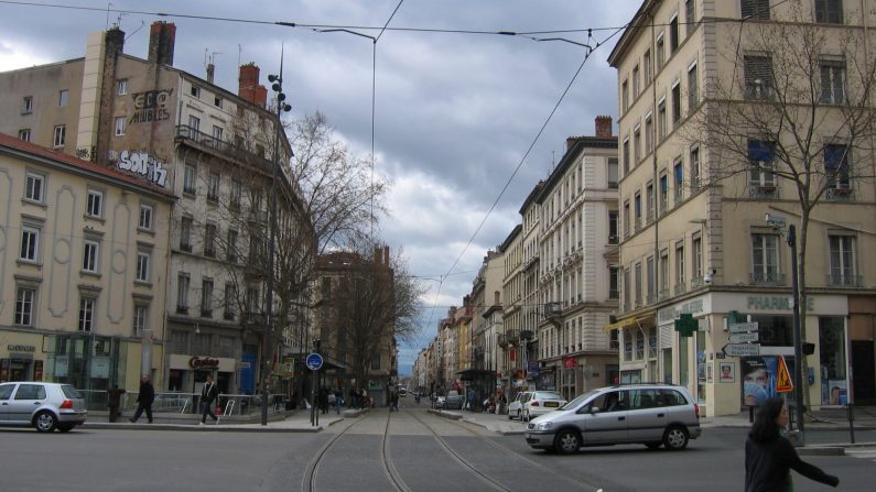 Vue de la place du Pont, au cœur du quartier de La Guillotière. Crédit : Wikimedia Commons. 