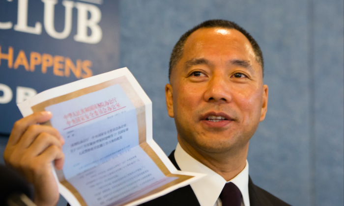 Le milliardaire chinois Guo Wengui montre des photocopies de documents qui contiendraient, entre autres, la demande du Conseil de sécurité nationale chinois d'envoyer plus d'espions aux États-Unis, lors d'une conférence de presse au National Press Club à Washington, le 5 octobre 2017. (Samira Bouaou/Epoch Times)