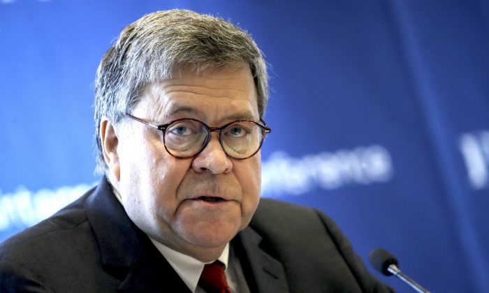 Le procureur général des États-Unis, William Barr, attend de prendre la parole à la Conférence internationale sur la cybersécurité de la Fordham University School of Law, à New York, le 23 juillet 2019. (Drew Angererer/Getty Images)