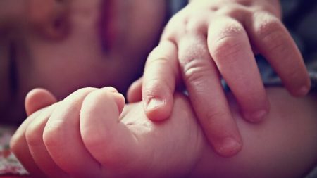 Une femme pensait que son fils était mort à la naissance – maintenant, ils se réunissent 30 ans plus tard