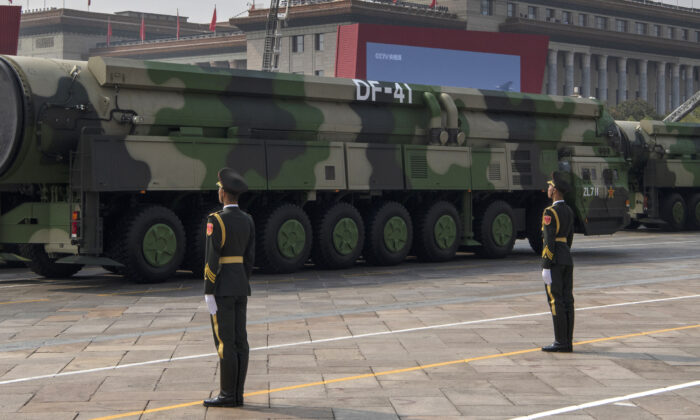 Les nouveaux missiles balistiques intercontinentaux DF-41 de l'armée chinoise ont été présentés lors du défilé militaire tenu le 1er octobre 2019 à la place Tiananmen à Pékin, à l’occasion du 70e anniversaire de la prise de pouvoir en Chine par le Parti communiste. (Kevin Frayer/Getty Images)
