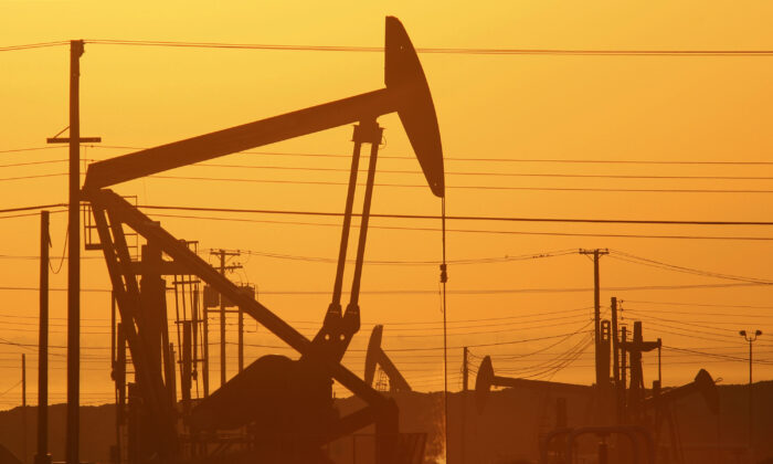 Les chevalets de pompage de pétrole vus à l'aube près de Lost Hills, en Californie, le 24 mars 2014. (David McNew/Getty Images)