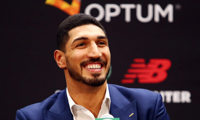 Enes Kanter réagit lors d'une conférence de presse alors qu'il est présenté comme membre des Celtics de Boston au Auerbach Center à Boston, Massachusetts le 17 juillet 2019. (Tim Bradbury/Getty Images)
