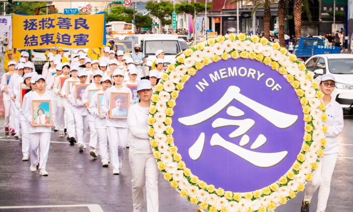 Les pratiquants du Falun Gong défilent le 20 juillet 2019 lors d'un rassemblement de commémoration de la 20ème année de persécution par le régime chinois. (Chen Po-chou/The Epoch Times)