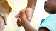 Un groupe de pères «héroïques» vient réconforter de jeunes enfants anxieux lors de leur première journée d’école