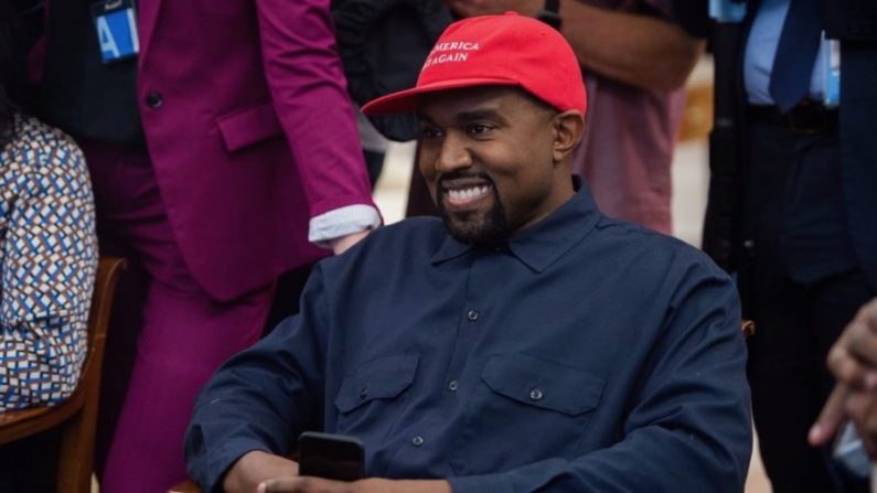 Le rappeur Kanye West lors de sa rencontre avec le président Donald Trump au bureau ovale de la Maison Blanche à Washington. (Saul Loeb / AFP / Getty Images)