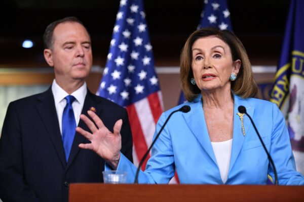 Nancy Pelosi, présidente de la Chambre des représentants du Congrès des États-Unis et Adam Schiff, président de la Commission du renseignement de la Chambre des représentants, lors de leur conférence de presse à Washington, le 2 septembre 2019 (Mandel Ngan/AFP via Getty Images)