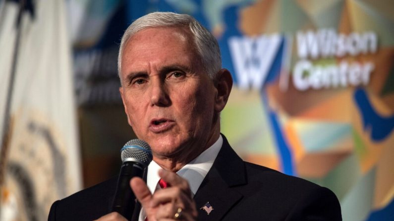 Le vice-président américain Mike Pence parle de l'avenir des relations entre les États-Unis et la Chine lors de la conférence inaugurale de Frederic V. Malek sur le leadership dans la fonction publique du Wilson Center, à Washington, le 24 octobre 2019. (Nicholas Kamm / AFP via Getty Images)