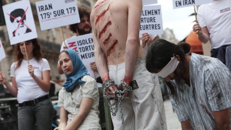 Des militants de Reporters sans frontières (RSF) participent à une manifestation devant une agence Iran Air à Paris, le 10 juillet 2012 (Loic Venance/AFP/GettyImages) 
