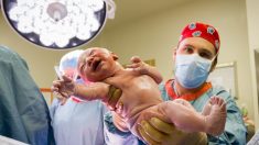 Cette maman laisse éclater sa joie à la naissance de son garçon, le premier depuis 50 ans dans la famille