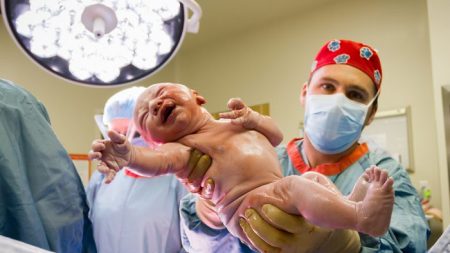 Cette maman laisse éclater sa joie à la naissance de son garçon, le premier depuis 50 ans dans la famille