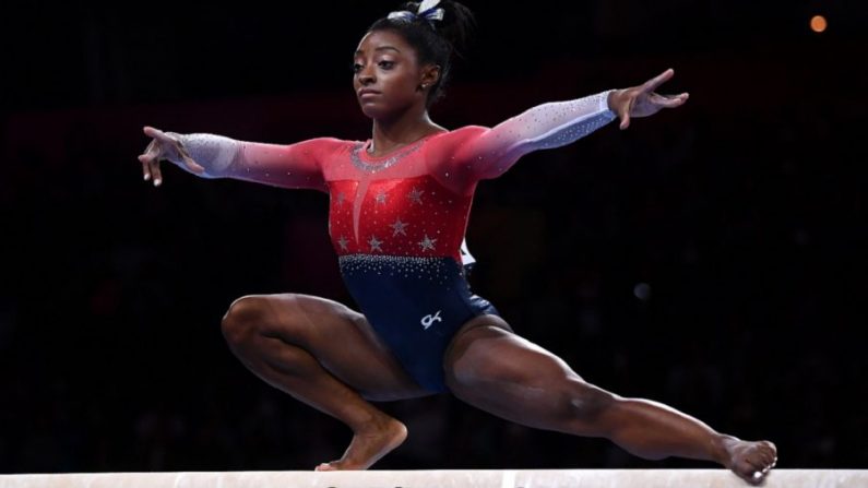 Simone Biles, des États-Unis, se produit sur la poutre lors de la finale par équipe féminine de la cinquième journée des Championnats du monde de gymnastique artistique de la FIG à Stuttgart, en Allemagne, le 8 octobre 2019. (Laurence Griffiths/Getty Images)
