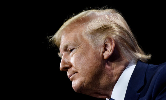 Le président Donald Trump fait une pause lors de son allocution lors de la conférence annuelle de l'International Association of Chiefs of Police au McCormick Place Convention Center à Chicago le 28 octobre 2019. (Brendan Smialowski/AFP via Getty Images)