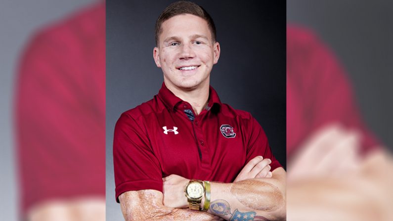 Le vice-caporal William Kyle Carpenter sept ans après s'être jeté sur une grenade, sauvant la vie d'un autre soldat. (DVIDS | Sgt Michael Guinto)