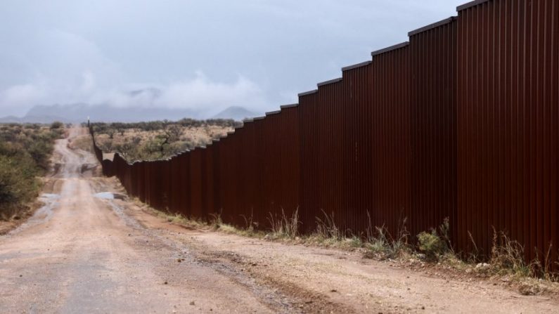 Le mur frontalier entre les États-Unis et le Mexique, à l'est de Sasabe, en Arizona, le 7 décembre 2018. (Charlotte Cuthbertson/The Epoch Times)