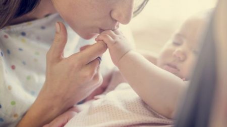 Un papa filme la naissance de sa fille, mais ce qu’elle fait à sa mère émerveille l’équipe médicale