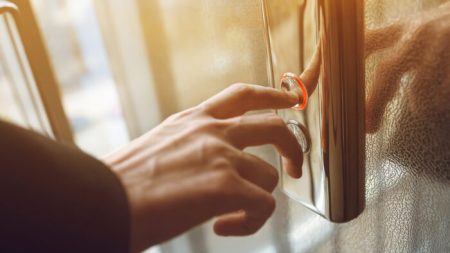 Un homme touche une femme de manière déplacée dans un ascenseur – il ne se serait jamais attendu à cette réaction