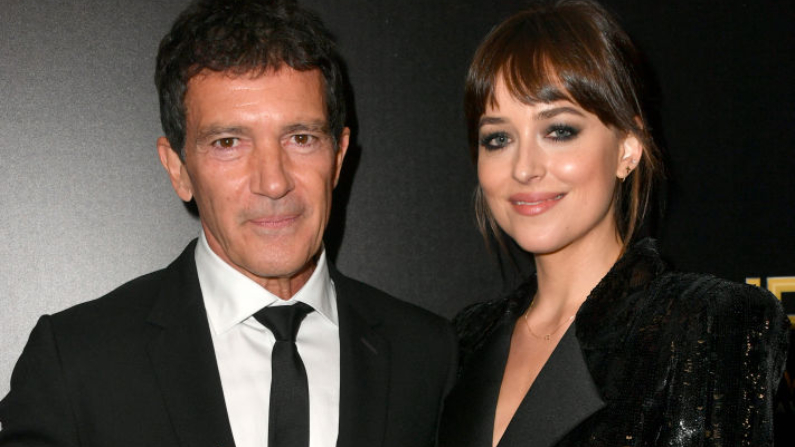 Antonio Banderas, gagnant du prix de l'acteur hollywoodien, et Dakota Johnson lors de la 23e conférence de presse annuelle des Hollywood Film Awards à l'hôtel Hilton Beverly le 3 novembre 2019 à Beverly Hills, en Californie. (Frazer Harrison/Getty Images pour HFA)