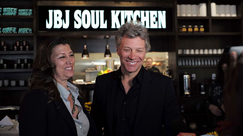 Le chanteur américain Jon Bon Jovi et sa femme Dorothea sourient après avoir ouvert BEAT (Bringing Everyone All Together) à Toms River, New Jersey, le 10 mai 2016. (JEWEL SAMAD/AFP via Getty Images)